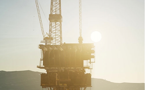 若是一個(gè)錐形托輥的分貝超越根底線(xiàn)8分貝，咱們以為這個(gè)軸承需求光滑。當(dāng)咱們意識(shí)到這個(gè)軸承需求光滑，那么曉得什么時(shí)候中止注油將會(huì)避免過(guò)度光滑的呈現(xiàn)。能夠依照以下三步來(lái)完結(jié)：1）、當(dāng)寫(xiě)入光滑油時(shí)光滑技能員運(yùn)用超聲波儀器檢測(cè)軸承。漸漸注油直到分貝強(qiáng)度降到根底線(xiàn)。2）、若是沒(méi)有根底線(xiàn)作為輔導(dǎo)，光滑油的用量應(yīng)在聲響下降后又上升時(shí)中止。這時(shí)，技能員應(yīng)中止持續(xù)運(yùn)用光滑油。3）、以錐形托輥、沖突托輥生產(chǎn)商的輔導(dǎo)